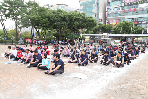 당진민중행동이 정식출범하며 ‘윤석열 규탄 당진촛불집회’를 당진버스터미널 광장에서 진행했다.