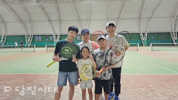 테니스 치는 윤소영·박영근·박시온·박시율·박시아 가족