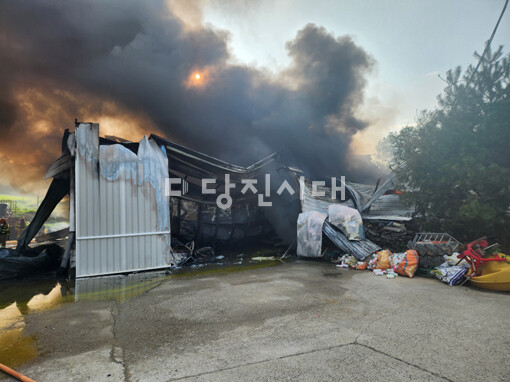 지난달 31일 합덕읍 석우리 마늘공장 창고에서 불이 나 소방서 추산 1억9600만 원의 재산 피해가 발생했다.