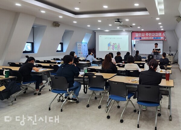 한국방송통신대학교 당진학생회가 당진시민을 위한 실버인지놀이전문가 양성과정을 지난 11일 시작했다.