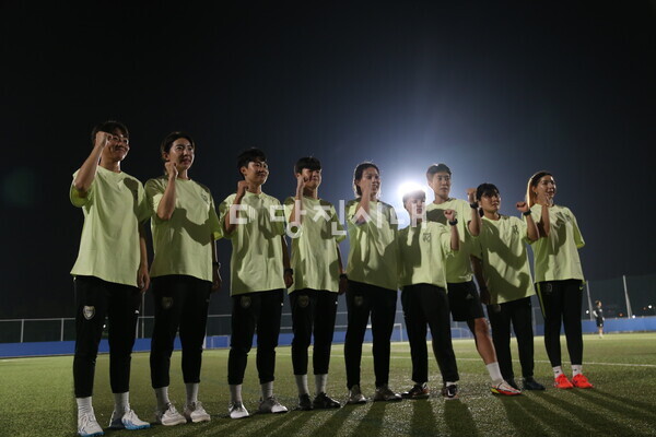 한국프로축구선수협회가 지난 19일 당진을 방문, 당진시여성축구단 당찬FC에게 축구 클리닉을 진행했다. 코칭에 나선 선수들의 모습.