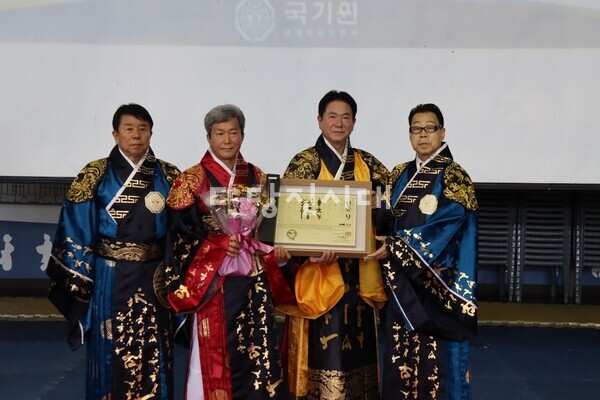 신성대학교 태권도외교과 한권상 교수(왼쪽에서 두번째)가 태권도 공인 9단으로 승단했다.