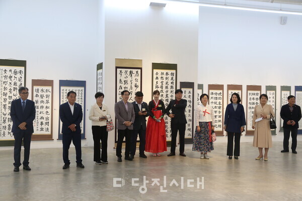 당진시서예협회가 서른두 번째 전시회를 지난 26일 당진문예의전당 전시관에서 개최했다.