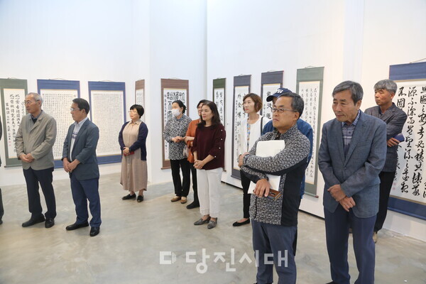 당진시서예협회가 서른두 번째 전시회를 지난 26일 당진문예의전당 전시관에서 개최했다.