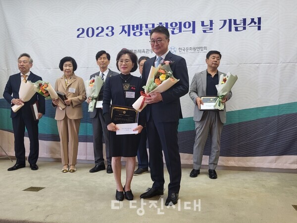 이종미 당진문화원 부원장이 2023 지방문화원의 날 기념식에서 지역문화창달에 기여한 공로를 인정받아 우수상을 수상했다.