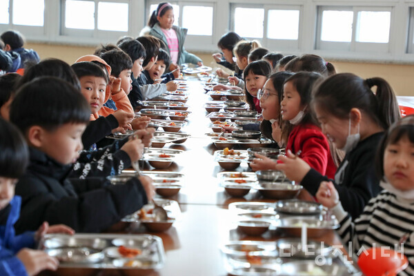 학교에서 급식을 먹고 있는 원당초등학교 학생들의 모습