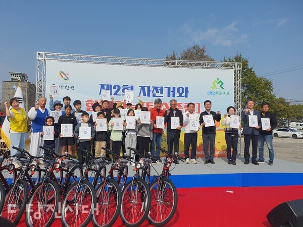 신평면주민자치회가 제2회 자전거와 함께하는 탄소중립 실천 행사를 개최했다.