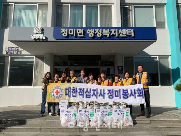 지난 20일 적십자정미봉사회와 정미면이 소외된 이웃을 위해 나눔 봉사활동을 펼쳤다.