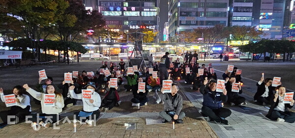 지난달 26일 당진민중행동이 윤석열 대통령의 퇴진을 요구하는 촛불집회를 개최했다.