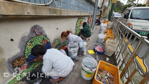 한국미술협회 당진지부가 지난해에 이어 올해도 공공 벽화 프로젝트를 실시했다.