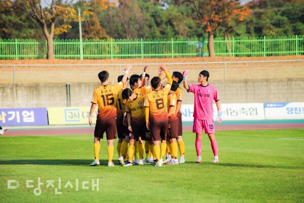 당진시민축구단(이하 당진)이 서울노원유나이티드(이하 서울)와 겨뤄 0-1으로 패배했다.