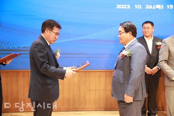 ㈜이엔이텍 이붕용 대표이사(오른쪽)가 제30회 충청남도 기업인대상에서 우수기업인상을 수상했다.