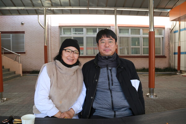 매점협동조합 이순숙 이사장(왼쪽)과 김남훈 교사(오른쪽)
