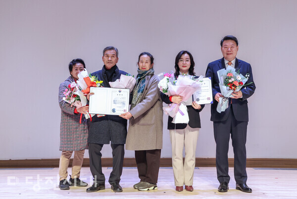 박창규 당진3동 우두2통 노인회장(왼쪽에서 2번째)이 보건복지부 장관상을 수상했다.