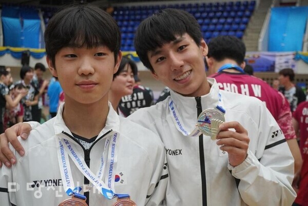 당진중학교 이현석 학생(오른쪽)이 배드민턴 국제대회서 우승 소식을 이어가고 있다.