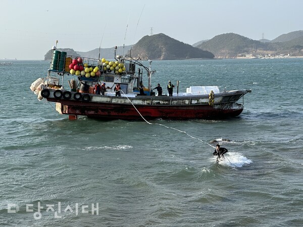 지난 8일 도비도 인근 해상에서 어선이 좌초돼 구조됐다.