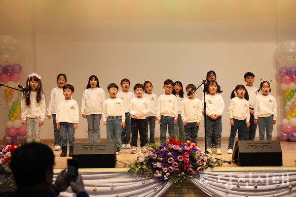 당진시다문화가족지원센터 사업보고회에서  다문화가정 자녀들로 구성된 일곱빛깔악단이 축하공연을 진행했다. 