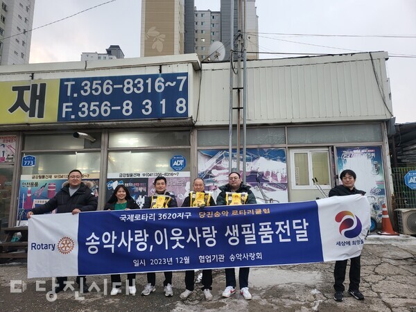 송악로타리클럽이 지난 19일 송악사회복지관과 송악사랑회에 쌀 1000kg을 기부했다.