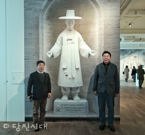 바티칸 교황청에 김대건 신부 조각상을 제작한 한진섭 작가(왼쪽)가 개인전을 오는 14일까지 진행한다.