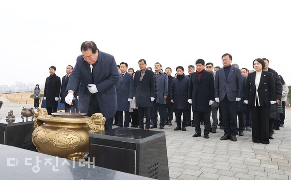 지난 2일 충남도의회가 홍성군 소재 충남보훈공원 충혼탑에 참배했다.