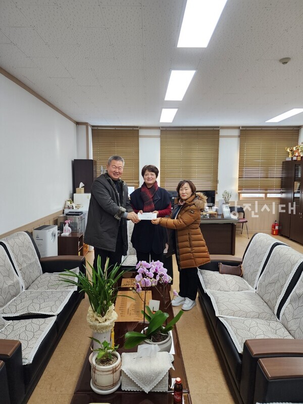 지난 10일 이연호 남성대장, 김숙진 여성대장이 당진1동행정복지센터를 방문해 불우이웃 돕기 성금을 전달했다.