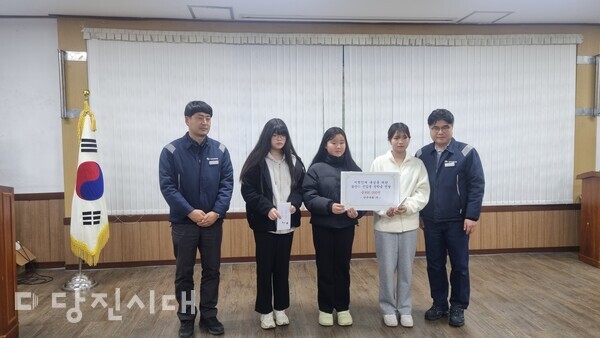 한국내화가 지난 12일 송산중학교 신입생 3명에게 장학금 전달했다.
