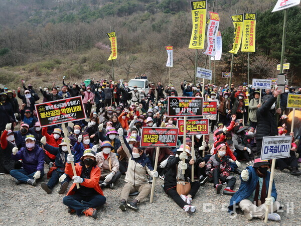 지난해 2월 400여 명의 석문면민들이 램테크놀러지 금산공장 앞에서 대규모 집회를 개최했다. 