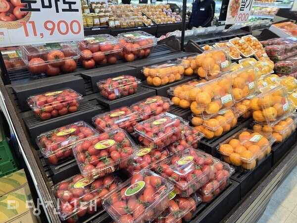 지난 14일 당진의 한 마트에 사과와 배, 딸기 등 과일이 진열돼 있다. 지난해 기상 악화와 병해 등의 영향으로 생산량이 급감하면서 과일 가격이 꾸준히 올랐다.