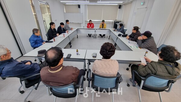 정용선 국민의힘 당진시 국회의원 후보가 원도심 도시재생추진협의회 회원들과 원도심 활성화 방안에 대해 지난달 26일 의견을 나눴다.