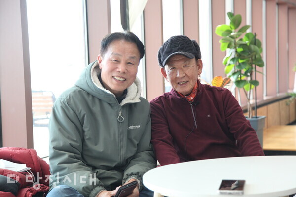 과거 행담도에 살았던 이익주(왼) 씨와 한정초등학교 행담분교 교사였던 김명중(오른) 씨가 지난 2일 행담도에서 만났다.