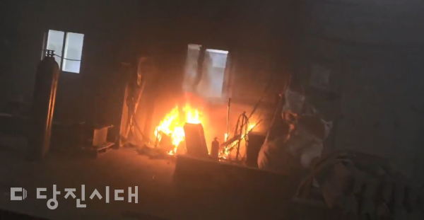 난 19일 면천면 문봉리에 위치한 공장에서 화재가 발생한 가운데, 인근 업체직원들이 이를 발견해 초진 진압에 나서 대형화재를 막았다.
