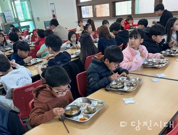 테루와 아키는 한국 학교의 급식이 맛있다고 전했다.
