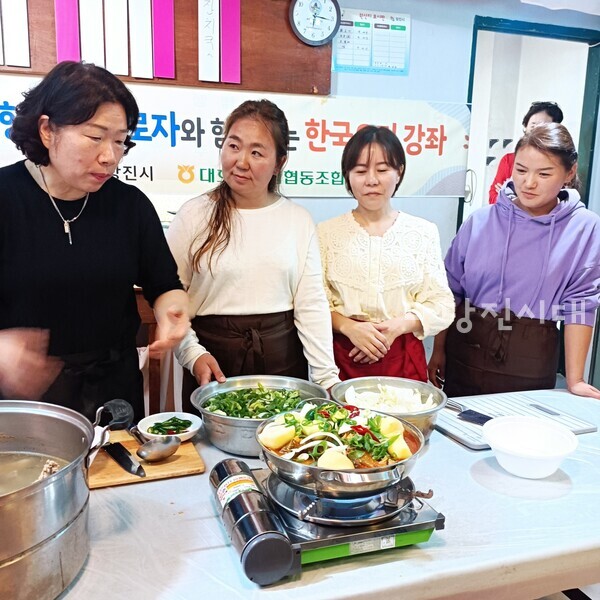 지난해 당진을 방문했던 공공형 계절 근로자들이 당진에서 여러 문화를 체험했다. 한국요리강좌 모습