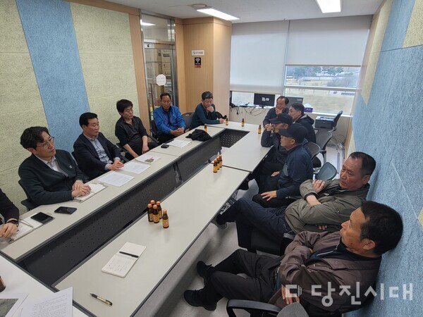 지난 3일, 신평면 신송1리 주민들이 당진시를 항의방문했다.