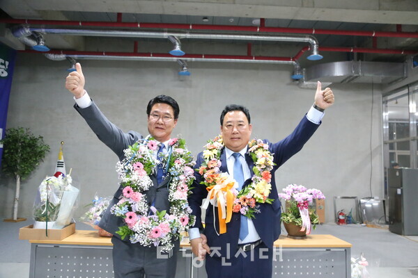 국회의원 선거에 출마한 더불어민주당 어기구(오) 후보와 충남도의원 보궐선거에 출마한 홍기후(왼) 후보가 나란히 당선됐다.