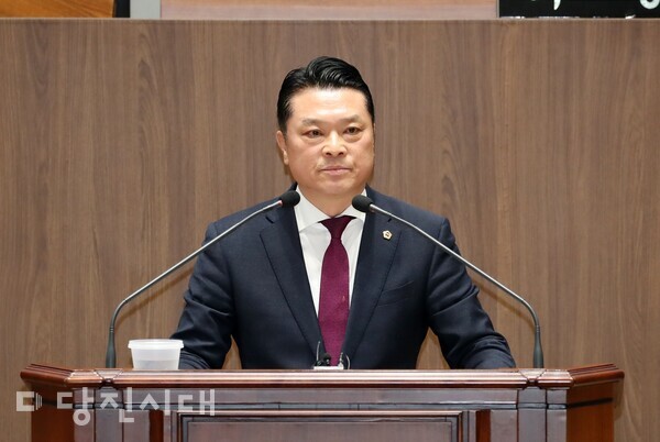이완식 도의원이 당진시 초대천 지방하천 정비사업 추진과 기지시줄다리기박물관 주변 환경 개선에 대해 5분 발언했다.