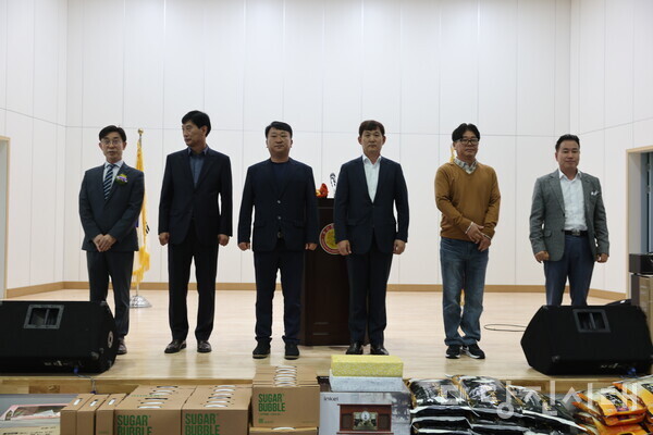 송산초등학교 총동문회 회장 이취임식 및 한마음대회가 지난 20일 송산초 웅비관에서 열렸다.