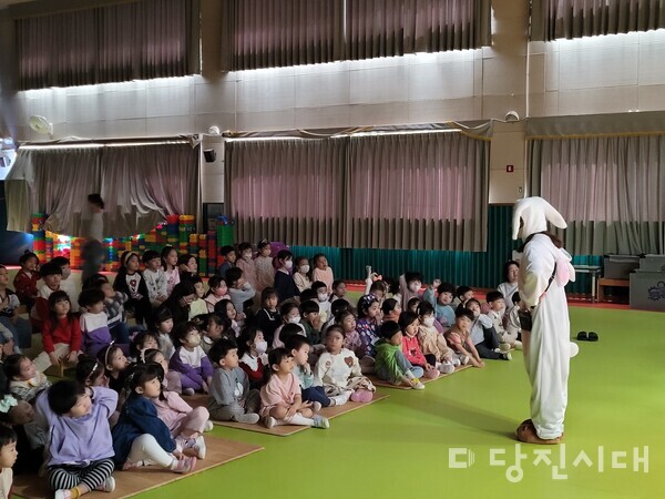 용연유치원이 지난 18일 원아 대상 장애이해교육 인형극 관람행사를 진행했다.