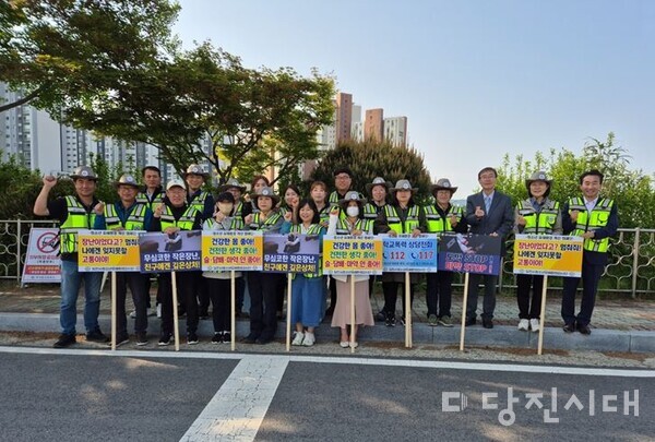 지난 9일 당진시청소년유해환경감시단이 호서고등학교 앞 사거리에서 청소년 보호 캠페인 활동을 진행했다.