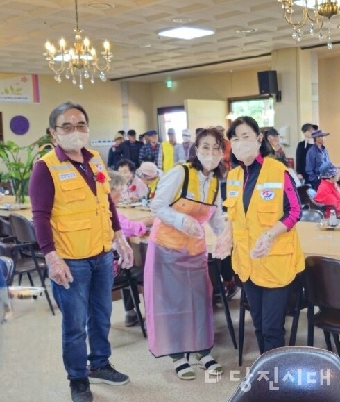 지난 8일 대한적십자사 합덕봉사회가 당진시남부노인복지관에서 열린 어버이날 기념행사에서 봉사했다.