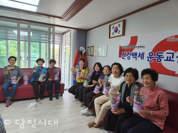지난 7일 당진3동 원당8통이 어르신들을 모시고 경로잔치를 개최했다.