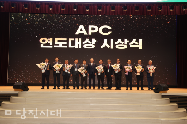 농협 APC 연도대상 수상 농협 조합장들이 기념사진을 찍고 있다. 송악농협 홍진희 조합장은 왼쪽에서 3번째다.