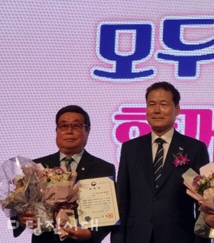 이홍근 통일부 통일교육위원(왼쪽)이 지난 20일 열린 통일부 통일교육 주간 기념식에서 통일부 장관 표창을 수상했다.
