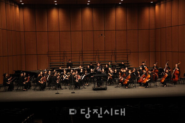 당진챔버오케스트라가 제12회 정기연주회 ‘소들섬 환경콘서트’를 지난 21일 당진문예의전당 대공연장에서 개최했다.