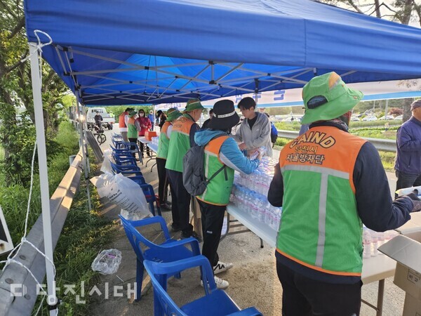 당진시자율방재단이 이팝나무길 가족사랑걷기 행사에서 안전관리 지원활동을 펼쳤다.