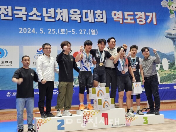 제53회 전국소년체육대회가 지난달 25일부터 28일까지 구례실내체육관을 비롯한 전남 일원에서 열렸다. 사진은 당진중 역도부 모습