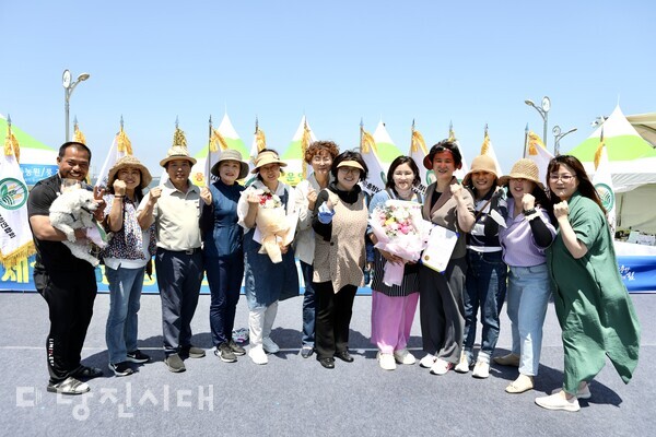 제18회 생활원예 경진대회(접시 분야)에서 도시농업관리사 양성 과정을 수료한 교육생 장은희, 김수정 씨가 최우수상·우수상을 수상했다