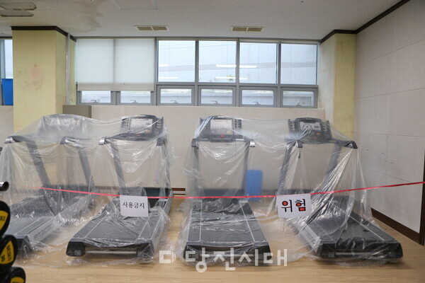 반복된 누수로 인해 국민체육센터 내 체력단련실이 지난해에 이어 올해도 사용이 중단됐다. 운동 기구가 물에 젖을까 비닐로 덮어 놓은 모습 (사진 제공 : 서영훈 의원)