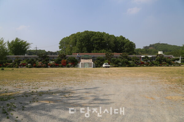 폐교한 남산초를 당진시가 매입해 꾸민 샘물마을예술학교. 수 년 동안 제대로 활용 방안을 찾지 못하고 있다.