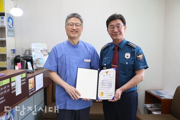 (왼쪽부터) 경희송악한의원 방철호 원장과 당진경찰서 김영대 서장